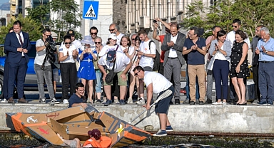 Körfezde karton tekne yarışı renkli görüntülere sahne oldu