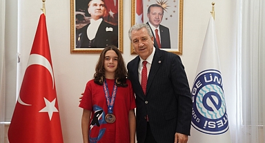 Egeli Genç Yüzücü başarıya doymuyor