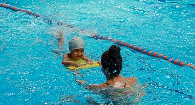  Karşıyaka’nın yarı olimpik havuzu yazın gözdesi oldu