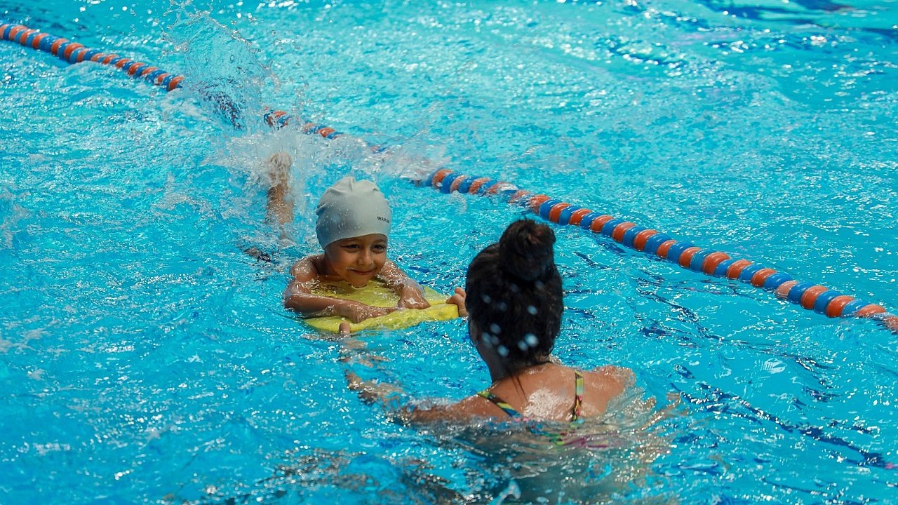 Karşıyaka’nın yarı olimpik havuzu yazın gözdesi oldu