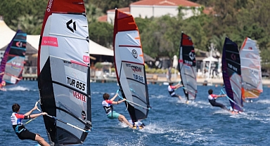 Foçada Yelken Heyecanı Funboard Slalomla Sürüyor