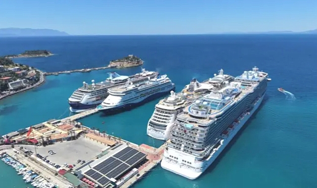 Kuşadası’nda Kruvaziyer Bereketi: 4 Dev Gemiyle 9 Bin Turist Geldi